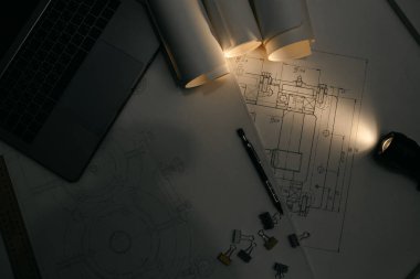 Mühendislik çizimleri ve yan ışık, açıcı, defter, dönem ödevi ya da tez projesi. Uygulamalı mekanik