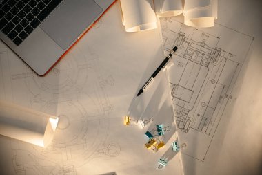 Mühendislik çizimleri ve yan ışık, açıcı, defter, dönem ödevi ya da tez projesi. Uygulamalı mekanik