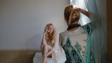 Model poz için fotoğrafçı Studio