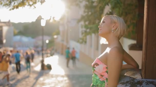 Jeune femme blonde pose photographe en plein air — Video