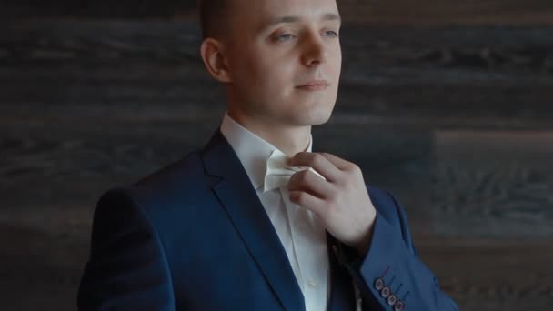 Takım elbiseli genç beyaz adam portresi — Stok video