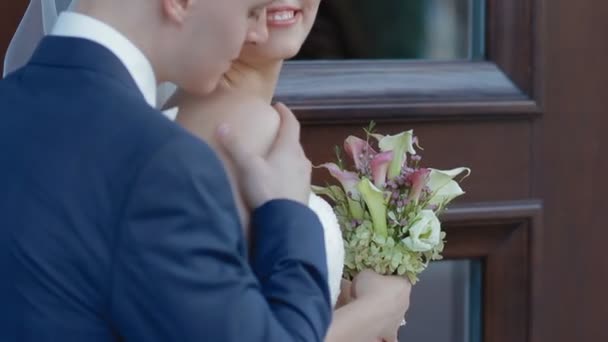 Gelin ve damat fotoğrafçı açık poz — Stok video