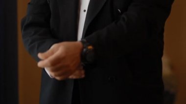 Yaşlı adam onun takım elbise düzeltiyor