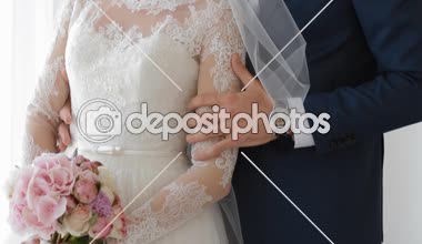 Gelin ve damat pencerenin yakınındaki