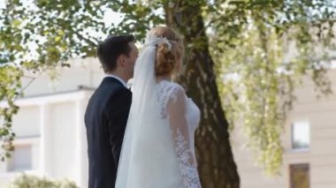 Gelin ve damat Parkta yürümek