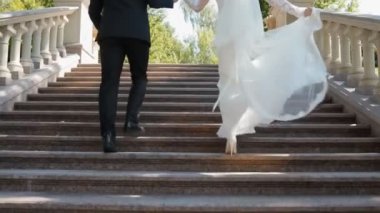Gelin ve damat taş merdivenlerden yukarı çalıştırmak
