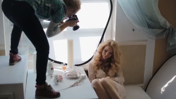 Model pose aan fotograaf in studio — Stockvideo
