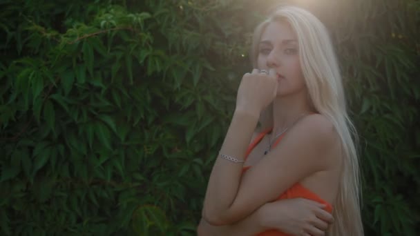 Jeune femme blonde pose en plein air devant la caméra — Video