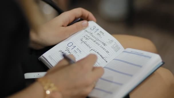 Mujer tomar notas en un cuaderno — Vídeos de Stock