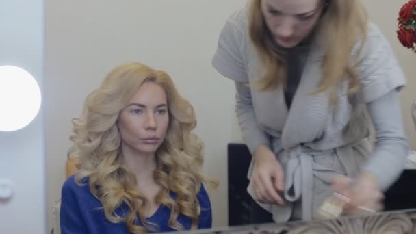 Maskenbildnerin macht Make-up-Modell — Stockvideo