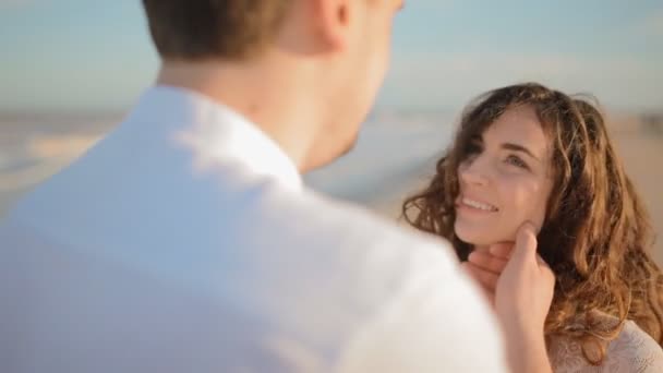 Молодой человек трогает лицо своей женщины — стоковое видео