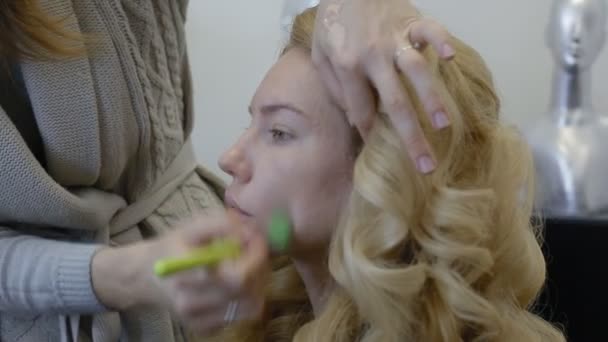 Make-up artist gör make-up modell — Stockvideo