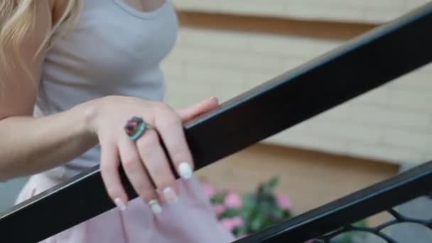 Γυναίκα ανεβαίνουν σκάλες κρατώντας το χέρι σε είδη κιγκαλερίας. — Αρχείο Βίντεο