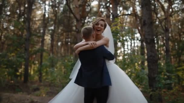 Bruid en bruidegom spinnen in bruiloft dans — Stockvideo