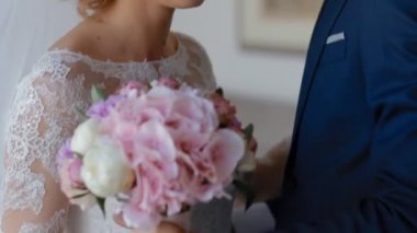 damat gelini kucaklamak