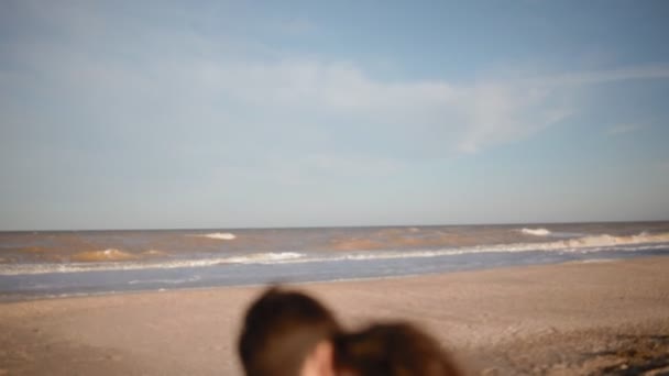 Junges kaukasisches Paar am Meer — Stockvideo