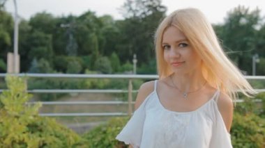 Açık hafif beyaz elbiseli genç sarışın kadın