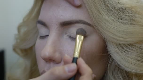 Visagist doen make-up model — Stockvideo