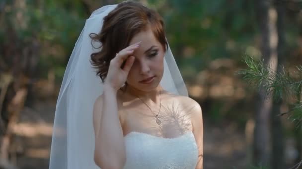 Ritratto di bella giovane sposa — Video Stock