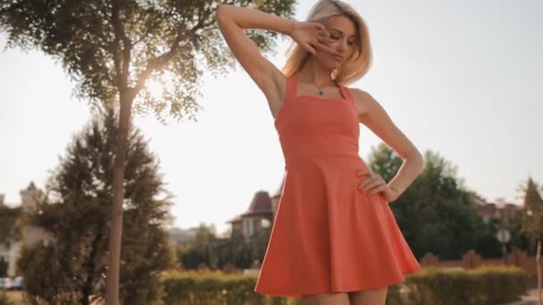 Young caucasian girl in front of camera — Stock Video