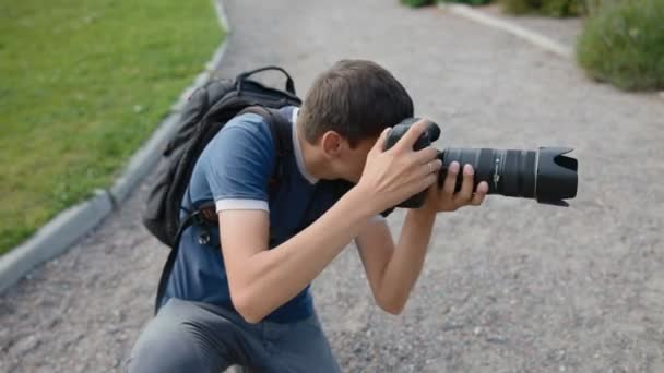 Fotógrafo trabajo al aire libre — Vídeos de Stock