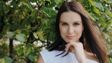 Genç esmer kadın gülümseme kameraya