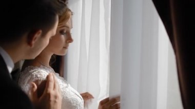 Gelin ve damat pencerenin ayakta