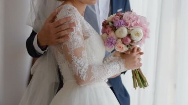 Gelin ve damat pencerenin yakınındaki