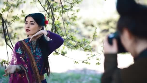 Asiática joven pose a fotógrafo — Vídeos de Stock