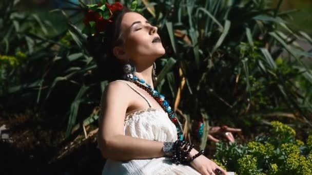 Молодая женщина-модель в мексиканском платье позирует на открытом воздухе — стоковое видео
