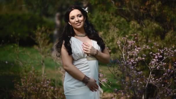 公園でポーズを取る白いドレスの若い女性 — ストック動画