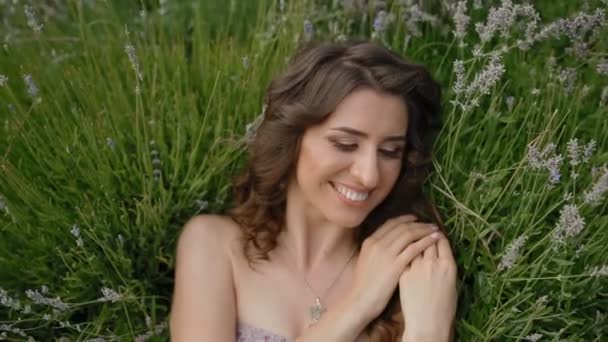 Giovane donna in posa per fotografo in lavanda — Video Stock