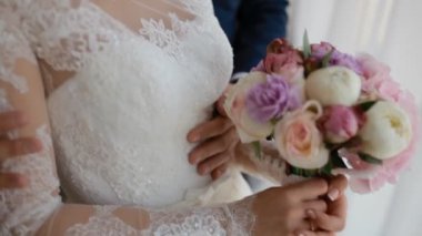 Mutlu gelin ve damat pencerenin ayakta