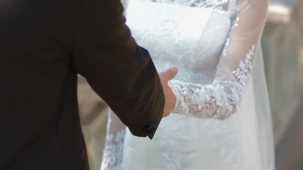 Sposo tende la mano alla sua sposa — Video Stock