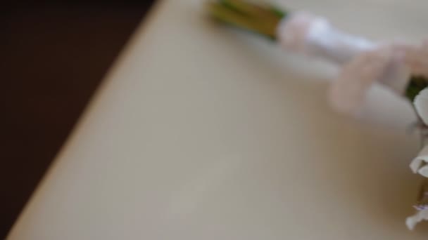 Beau bouquet de mariage sur la chaise 