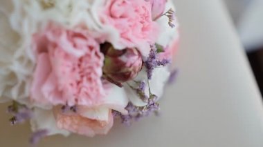 Sandalyenin üzerinde güzel düğün buketi