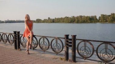 Kadını kabul bir dinlenme dolgu üzerinde