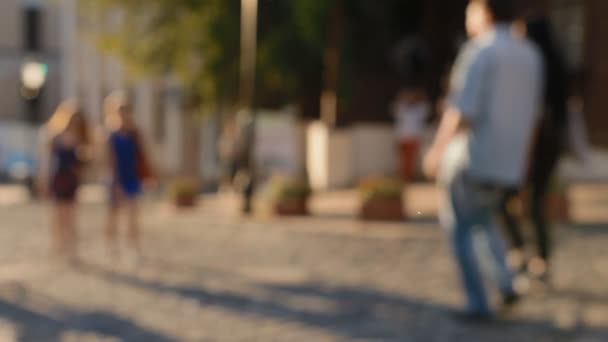 アウト フォーカス映像。人々 が通りを歩く. — ストック動画