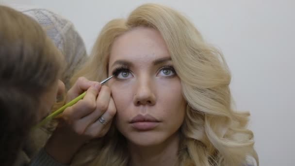 Maquillaje artista haciendo maquillar modelo — Vídeos de Stock