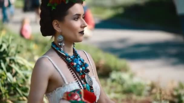 Ung kvinnlig modell i mexikanska klä poserar utomhus — Stockvideo