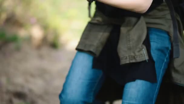 Trabajo de fotógrafo con modelo al aire libre — Vídeo de stock