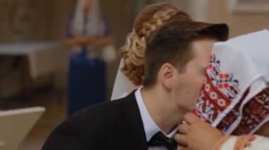 Gelin ve damat kilisede evlenmek