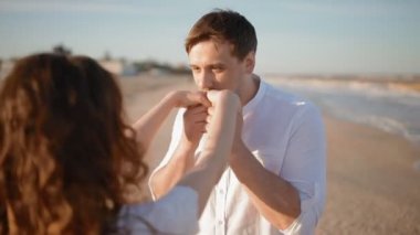 Genç adam öpücük eller karısının sahilde