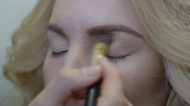 Makyöz makyaj modeli yapıyor