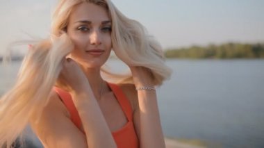 Kadını kabul bir dinlenme dolgu üzerinde