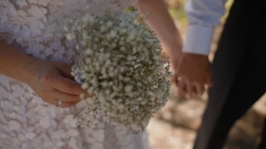 Erkek ve kadın el ele tutuşuyor