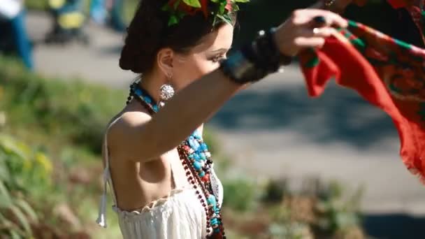Mladá žena model v mexické šaty představovat venkovní — Stock video