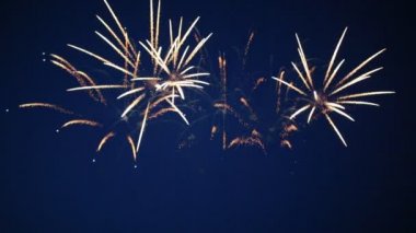 Gökyüzünde güzel havai fişek.