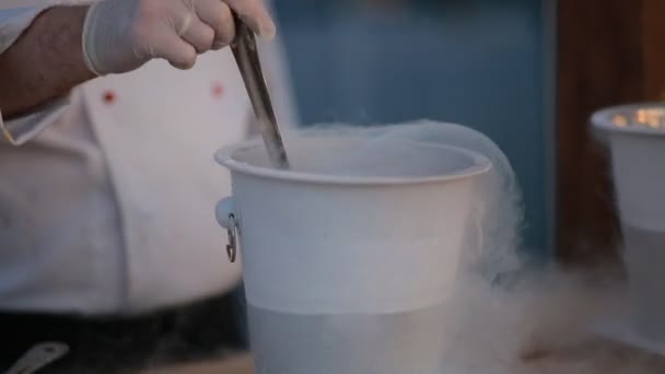 Koch mixt Stickstoff-Eis — Stockvideo