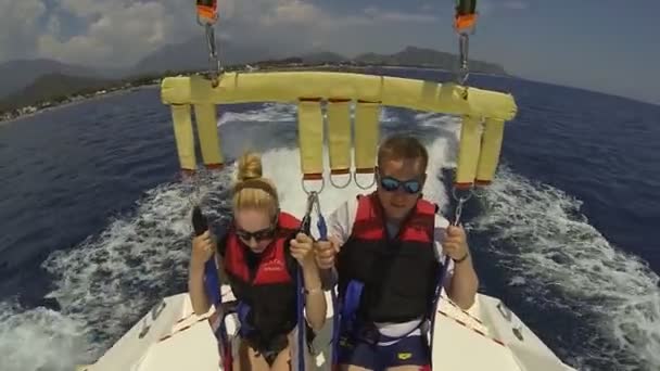 Kemer, Turkije - juni 30,2016: wit paar vliegen op de parachute boven de zee. Prachtige landschap met bergen op achtergrond. — Stockvideo